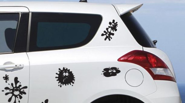 Conviene pensar un poco en las pegatinas que ponemos en los coches