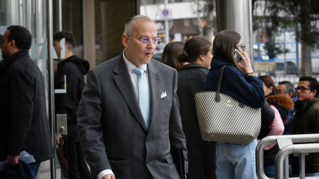 (Foto de ARCHIVO) El abogado de Hazte Oir, Javier María Pérez-Roldan, a su llegada al juzgado de primera instancia de Plaza de Castilla para declarar como testigo por el ‘caso Begoña’, a 2 de abril de 2025, en Madrid (España). El juez ha citado a los directores ejecutivos de Google Spain y de Indra para tomarles declaración como testigo por las inversiones que realizaron ambas compañías en el 'software' del máster de Transformación Social Competitiva de la Universidad Complutense de Madrid (UCM) del que, según Hazte Oír, se habría apropiado la esposa del presidente del Gobierno. Ambas compañías ya informaron por escrito de las aportaciones económicas que hicieron. Fernando Sánchez / Europa Press 02/4/2025