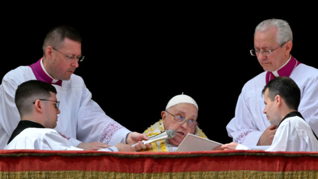 El Papa Francisco ha participado en el acto para dedicar unas palabras a los fieles: «Queridos hermanos y hermanas: Feliz Pascua. El maestro de ceremonias leerá el mensaje», ha señalado.