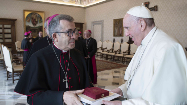 El Papa Francisco y monseñor Luis Argüello, entonces obispo auxiliar de Valladolid, en 2022