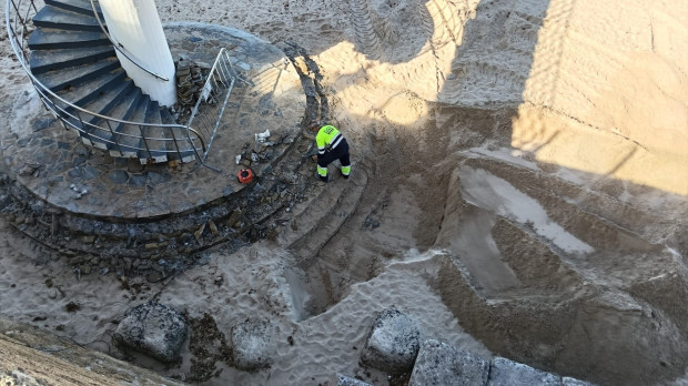 Un operario municipal trabajando en la escalera de caracol