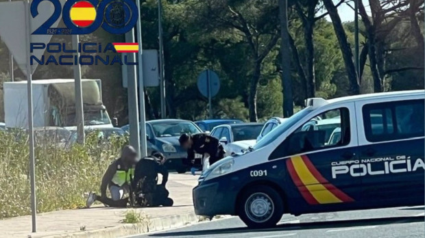 Momento de la detención de una de las dos personas con un kilo de cocaína para vender en Jerez