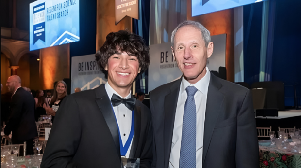 Matteo Paz con el presidente de Caltech, Thomas F. Rosenbaum