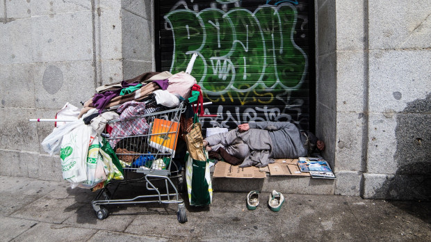 Una persona sintecho duerme en una calle de Madrid