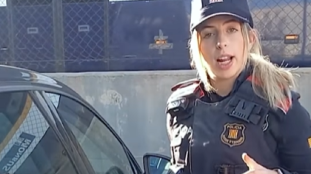 El agente de la Policía durante las explicaciones