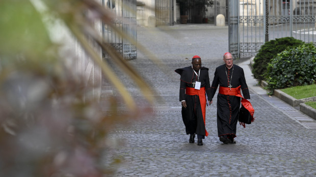 CIUDAD DEL VATICANO, 28/04/2025.-Varios cardenales aseguraron que este lunes se fijará la fecha para el inicio del cónclave en el que se elegirá al sucesor de Francisco mientras se dirigían a la quinta congregación general, en la imagen, las reuniones en las que los purpurados que entrarán en la Capilla Sixtina se van conociendo y concretando un perfil para el próximo pontífice. Estado Vaticano/Mario Tomassetti ***SOLO USO EDITORIAL/SOLO DISPONIBLE PARA ILUSTRAR LA NOTICIA QUE ACOMPAÑA (CRÉDITO OBLIGATORIO)***