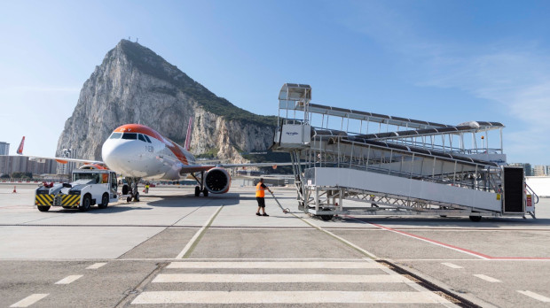 Vista del aeropuerto de Gibraltar con el Peñón al fondo.  INFOGIBRALTAR 03/5/2024