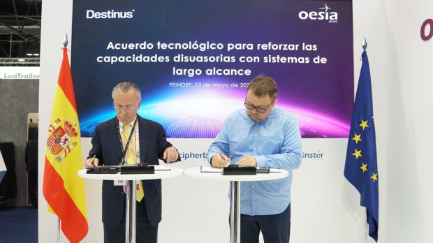 Firma del acuerdo entre el presidente de Oesía, Luis Furnells, y el de Destinus, Mikhail Kokorich