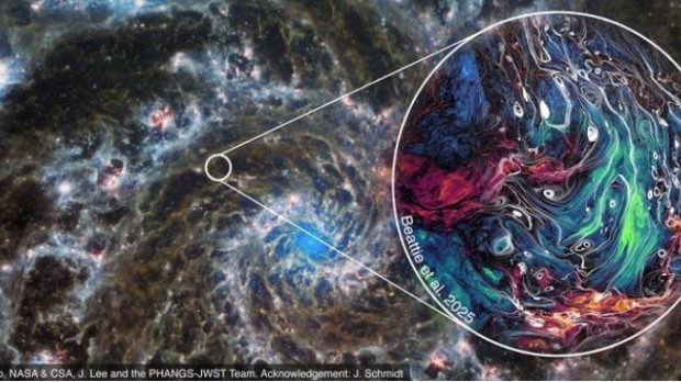 Esta imagen compuesta combina observaciones del Telescopio Espacial James Webb de la NASA/ESA/CSA de la Galaxia Fantasma (M74) con una simulación de alta resolución de la turbulencia galáctica