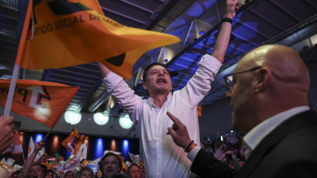 Viseu (Portugal), 11/05/2025.- President of the Social Democratic Party (PSD), Luis Montenegro (L), during a rally for the legislative elections campaign in Viseu, Portugal, 11 May 2025. (Elecciones) EFE/EPA/MIGUEL A. LOPES