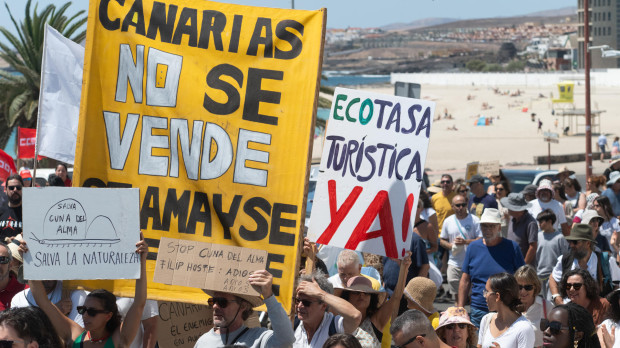 Los colectivos sociales, ecologistas y ciudadanos que impulsaron hace un año las protestas contra los impactos del turismo de masas vigente en Canarias han vuelto a salir este domingo a las calles de las islas, para exigir, por millares, una operativa más sostenible del motor económico del archipiélago. En la imagen, manifestación en Puerto del Rosario, en Fuerteventura.