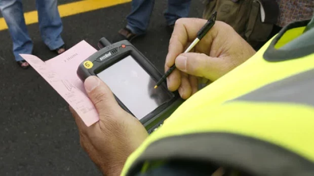 Un agente de la Guardia Civil pone una multa a un conductor