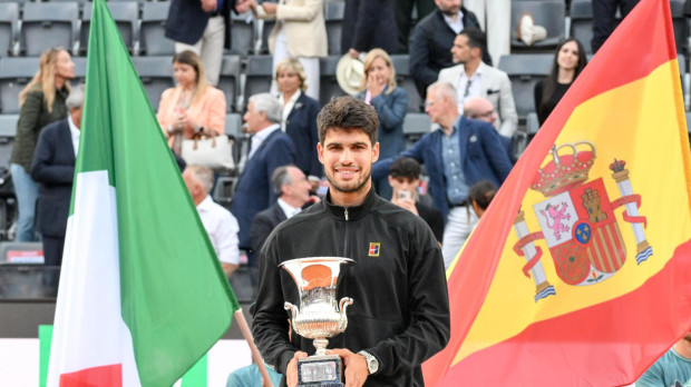 Carlos Alcaraz posa con el título de campeón del Masters 1000 de Roma