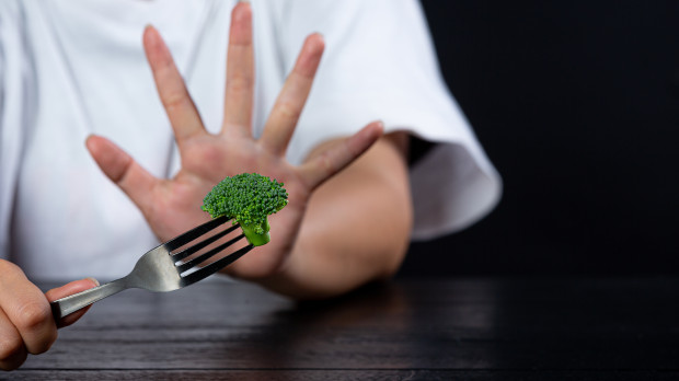 Una mujer rechaza un alimento