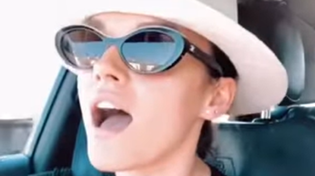Melody, antes de Eurovisión, al volante de su coche