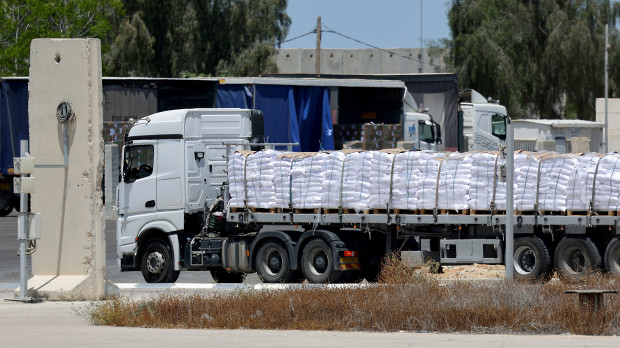 Un camión con ayuda entra en la franja de Gaza desde el cruce israelí de Kerem Shalom