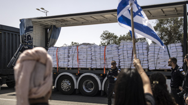 Manifestantes israelíes de derechas señalan un camión durante una protesta para impedir la entrada de ayuda humanitaria a Gaza en el cruce de Kerem Shalom