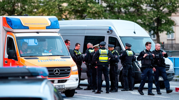 Ambulancia y policías frente a la estación central de Hamburgo