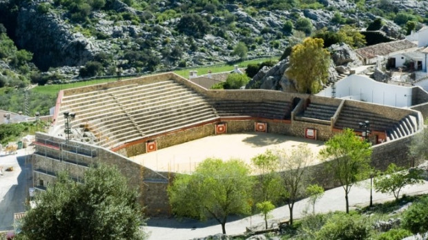 La plaza de toros se adapta a la orografía de esta zona