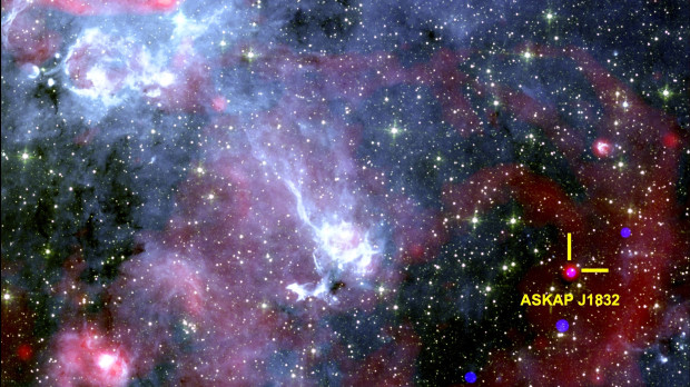 Imagen del cielo que muestra la región alrededor de ASKAP J1832-0911. Rayos X del Observatorio de Rayos X Chandra de la NASA, datos de radio del radiotelescopio sudafricano MeerKAT y datos infrarrojos del Telescopio Espacial Spitzer de la NASA