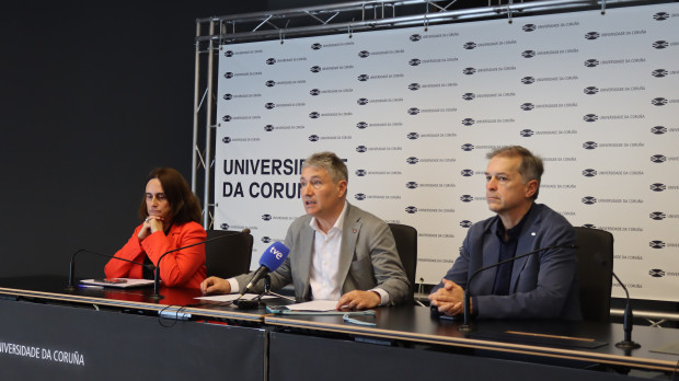 El rector de la Universidad de La Coruña, Ricardo Cao (centro)