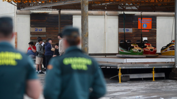 Varios agentes de la Guardia Civil vigilan la zona donde ha ocurrido el suceso, a 30 de mayo de 2025, en Burela, Lugo, Galicia (España)