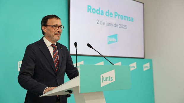 El portavoz de Junts, Josep Rius, durante su comparecencia ante la prensa