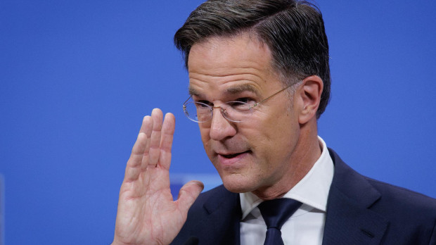 Brussels (Belgium), 04/06/2025.- NATO Secretary General Mark Rutte gestures as he briefs the media ahead of a NATO defense ministers meeting, at the North Atlantic Treaty Organization (NATO) headquarters in Brussels, Belgium, 04 June 2025. The NATO ministers of defence will meet in Brussels on 05 June. (Bélgica, Bruselas) EFE/EPA/OLIVIER MATTHYS