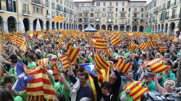 Cientos de personas durante una manifestación convocada por Obra Cultural Balear (OCB) contra las políticas de PP y VOX