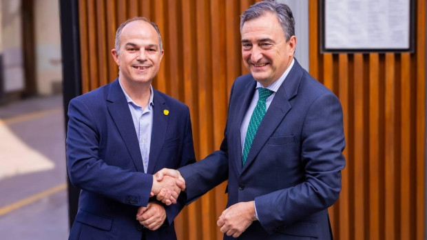 El secretario general de Junts, Jordi Turull, y el presidente del EEB del PNV, Aitor Esteban REMITIDA / HANDOUT por JUNTS PER CATALUNYA Fotografía remitida a medios de comunicación exclusivamente para ilustrar la noticia a la que hace referencia la imagen, y citando la procedencia de la imagen en la firma 06/6/2025