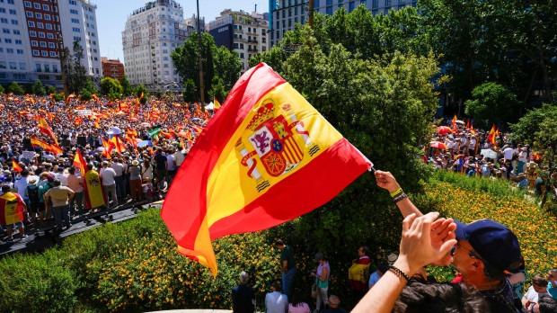 En enero de 2024, en la misma plaza donde este domingo se han reunido miles de manifestantes, el PP convocó otra concentración que el partido cifró en 70.000 asistentes y la Delegación del Gobierno redujo a 45.000 participantes.