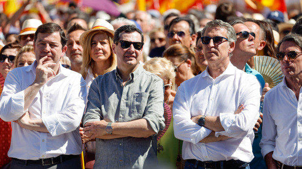 El presidente de la Junta de Andalucía, Juanma Moreno, a la derecha del líder del PP, Alberto Núñez Feijóo, en la manifestación