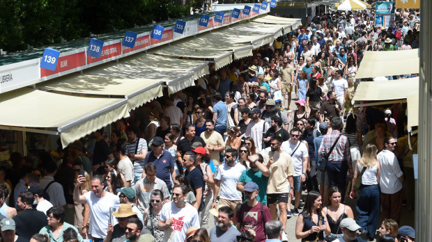 Cientos de personas durante la 84ª Feria del Libro de Madrid, en el parque del Retiro