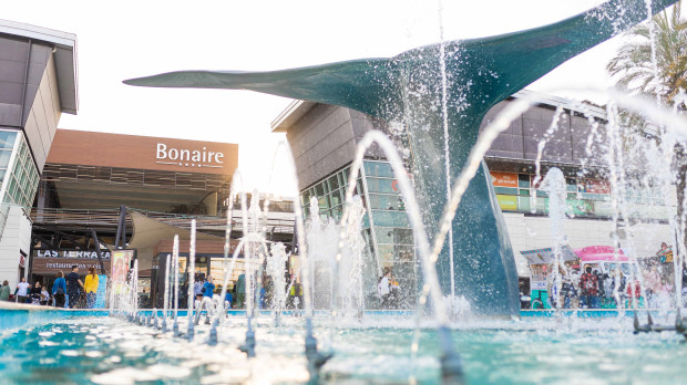 Entrada principal al centro comercial Bonaire de Valencia.