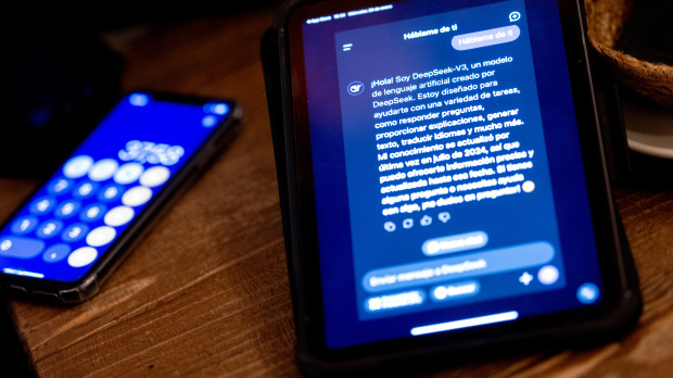 Una persona prueba el nuevo asistente IA DeepSeek