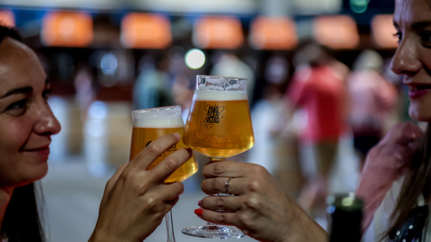 Dos mujeres catan unas cervezas