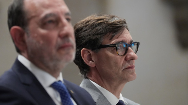 (Foto de ARCHIVO) El conseller de Justícia i Qualitat Democràtica, Ramon Espadaler (i) y el presidente de la Generalitat Salvador Illa (d), reciben a los jueces de paz en la Generalitat de Catalunya, a 10 de mayo de 2025, en Barcelona, Cataluña (España). Espadaler destacó la relevancia de los jueces de paz en el marco de la nueva Ley 1/2025, subrayando su papel en la resolución de conflictos y la proximidad con la ciudadanía. La ley les otorga competencias en mediación, lo que mejora la eficiencia judicial y fomenta la convivencia. David Zorrakino / Europa Press 10 JUNIO 2025;CATALUNYA;JUSTICIA;JUECES DE PAZ;JUSTICIA; 10/6/2025