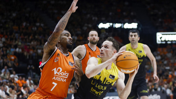 El Valencia Basket arrolla a Tenerife y se queda a un paso de la final