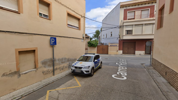 Un coche de la Policía Local, aparcado frente a la comisaría de Constantí