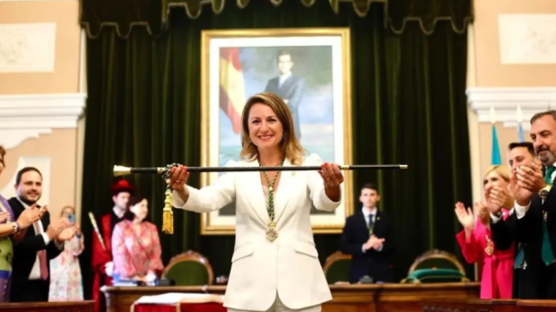 Imagen de Begoña Carrasco con la vara de mando tras ser investida alcaldesa de Castellón en 2023