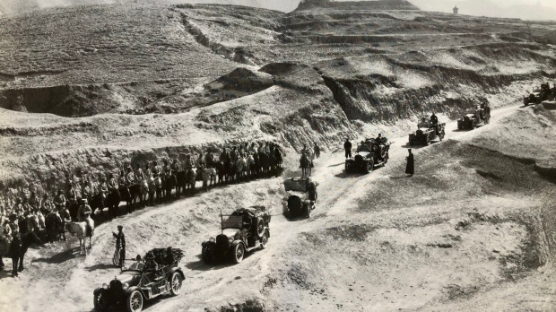 La expedición de Andrews en 1923 cruzando la frontera de China con Mongolia. Bajo la atenta vigilancia de la caballería China.