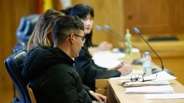 (Foto de ARCHIVO) El autor confeso de la muerte de Cristina Cabo, J.U.V.S. durante el juicio por el asesinato de Cristina Cabo en la Audiencia Provincial de Lugo, a 28 de mayo de 2025, en Lugo, Galicia (España). Los hechos se remontan al 1 de diciembre de 2022, cuando el acusado conoció a la fallecida, una mujer que regentaba una tienda de productos ecológicos en la calle Mallorca, en un local nocturno del casco histórico y luego la acompañó a casa. Tras una discusión, el cuerpo de la mujer fue encontrado sin vida al día siguiente. Fiscalía pide 30 años de prisión para J.U.V.S, autor confeso de la muerte de Cristina Cabo Buján y la defensa, que alega enajenación mental por consumo de drogas y alcohol, quiere rebajarla a 15. Carlos Castro / Europa Press 28/5/2025