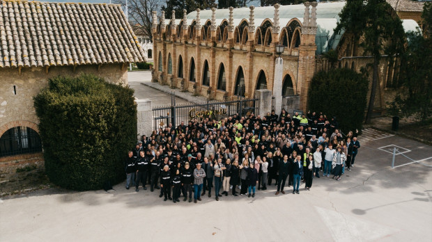 El equipo de Codorníu frente a la sede de la compañía. REMITIDA / HANDOUT por RAVENTÓS CODORNÍU Fotografía remitida a medios de comunicación exclusivamente para ilustrar la noticia a la que hace referencia la imagen, y citando la procedencia de la imagen en la firma 16/6/2025