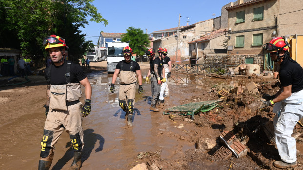 Efectivos de la Unidad Militar de Emergencias realizan labores de limpieza y desescombro por las inundaciones,