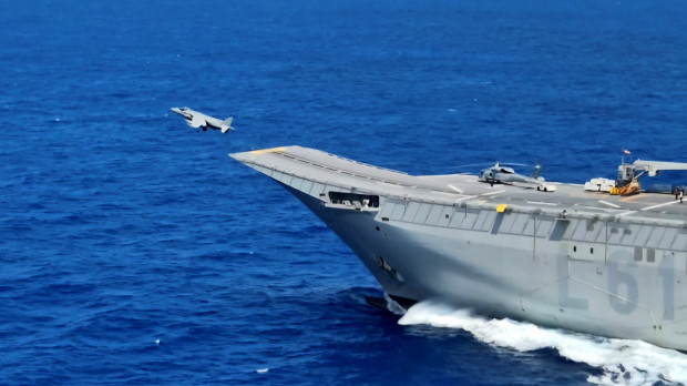 Un caza de combate Harrier despega de la cubierta del portaaeronaves Juan carlos I