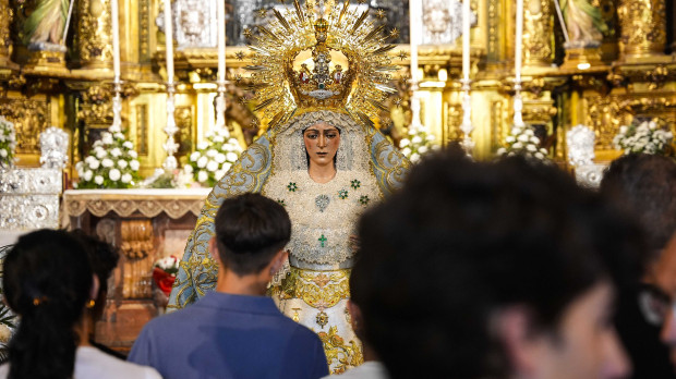 Veneración de Nuestra Señora de la Esperanza Macarena tras la actuación de mantenimiento y conservación, este pasado lunes