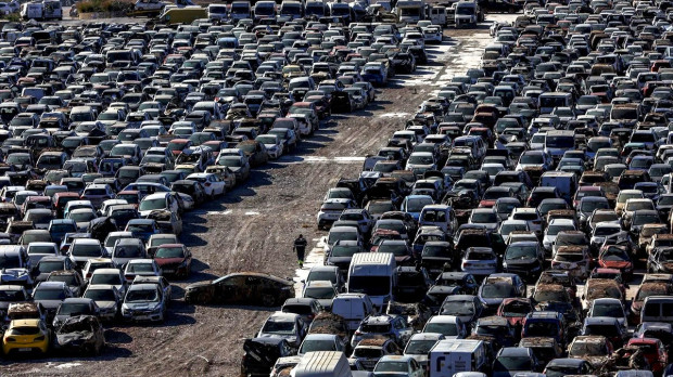 Coches afectados por la dana 'aparcados' en una de las campas