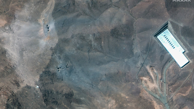 Esta imagen satelital proporcionada por Maxar Technologies, tomada el 22 de junio de 2025, muestra un primer plano de los cráteres tras los ataques estadounidenses contra la Planta de Enriquecimiento de Combustible Fordow (FFEP) de Irán, al noreste de la ciudad de Qom.