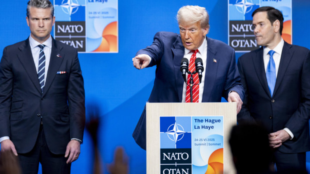 Donald Trump, dando la palabra él mismo a un periodista durante su rueda de prensa