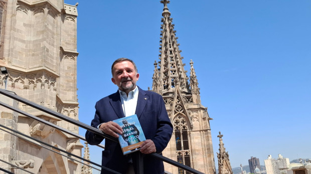 El periodista y escritor Sergio Vila-Sanjuán, en el tejado de la Catedral de Barcelona